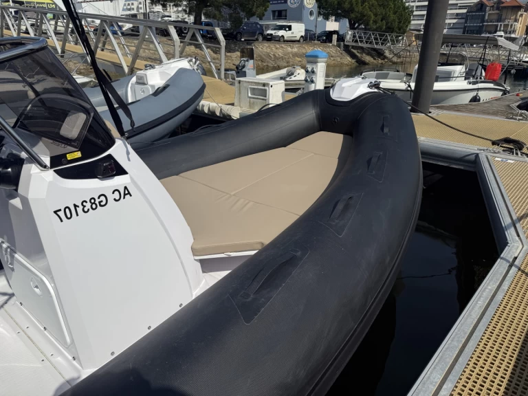 Hire RIB Ranieri with a boat licence