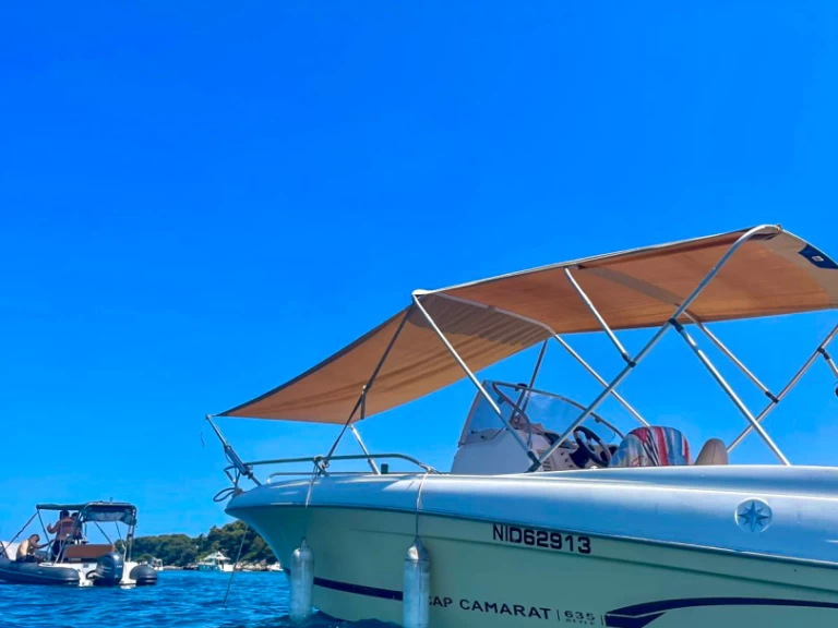 Hire Motorboat Jeanneau with a boat licence