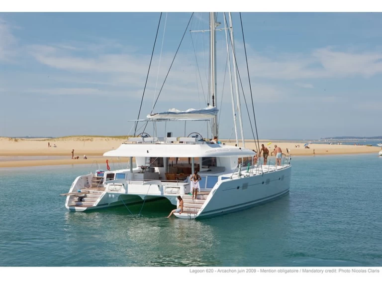 Catamaran to hire Cugnana Verde at the best price
