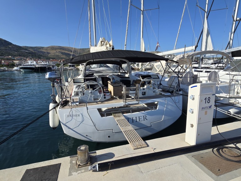 Sailboat to hire Seget Donji at the best price