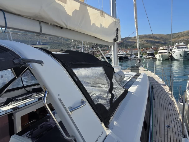 Hire a Bénéteau Oceanis 55 Seget Donji