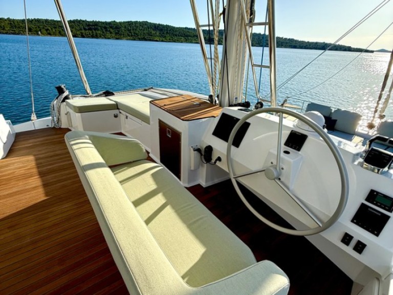 Yacht hire Le Marin cheap Bali 5.4