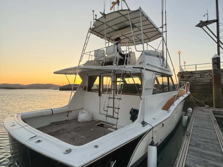 Hire a Hatteras Hatteras 46 convertible Gijón