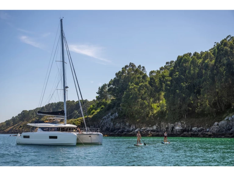 Hire a Lagoon Lagoon 43  Hyères