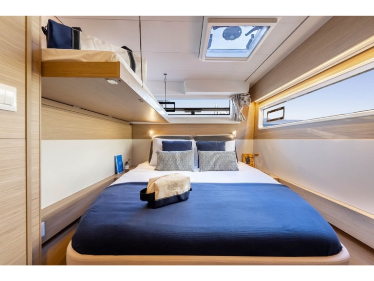 Yacht hire Hyères cheap Lagoon 43