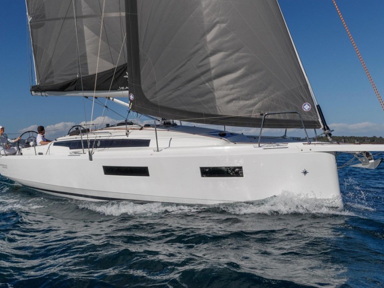 Hire Sailboat with or without skipper Jeanneau Hyères