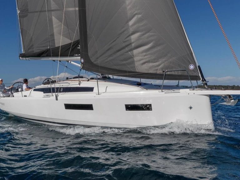 Hire Sailboat with or without skipper Jeanneau Hyères