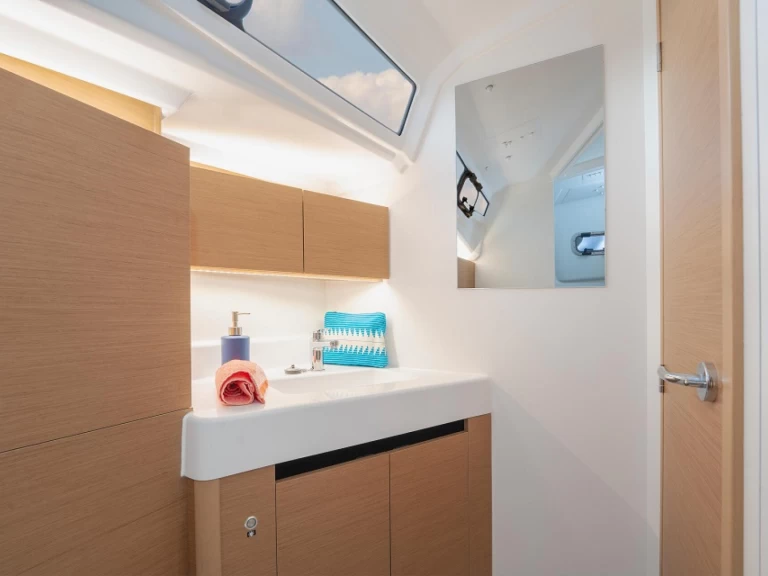 Yacht charter Hyères - Jeanneau Sun Odyssey 350 on SamBoat