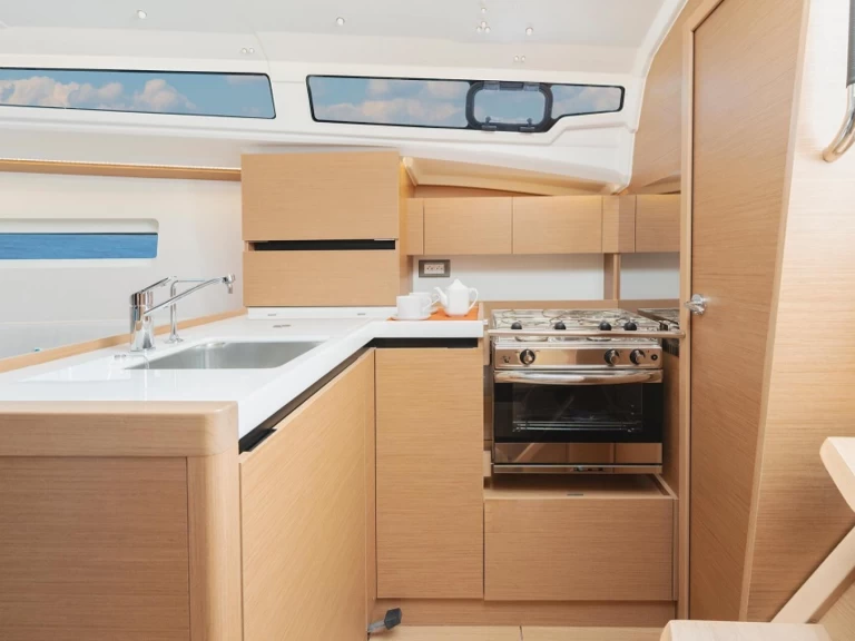 Hire Sailboat with or without skipper Jeanneau Hyères