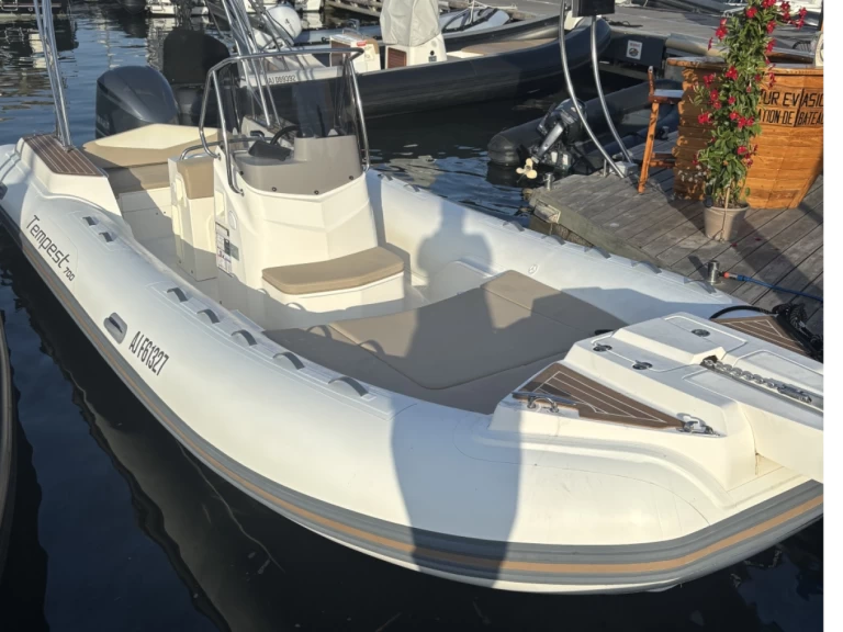 Hire RIB Capelli with a boat licence