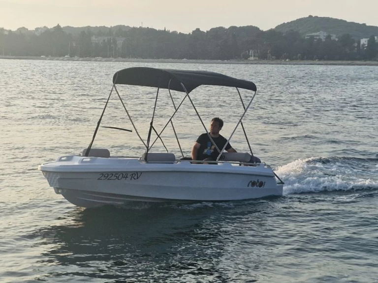 Hire Motorboat ROTO with a boat licence