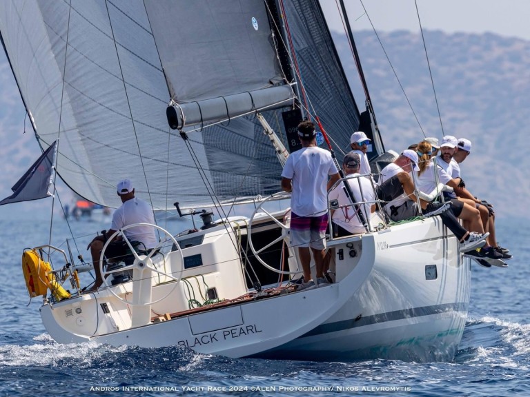 Charter a  Italia Yachts 12.98 in Piraeus on Samboat