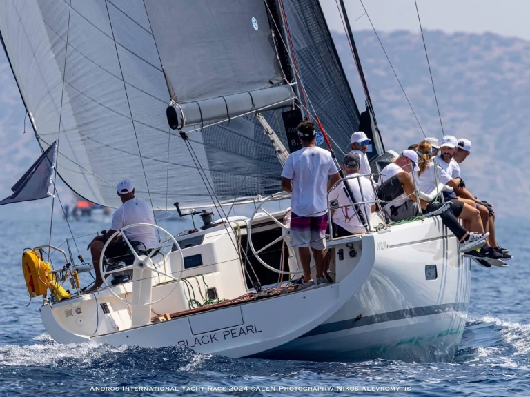 Charter a  Italia Yachts 12.98 in Piraeus on Samboat