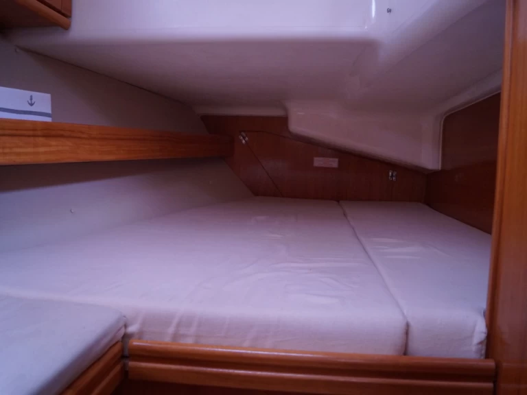 Hire a Bavaria Bavaria 40 Cruiser Alicante