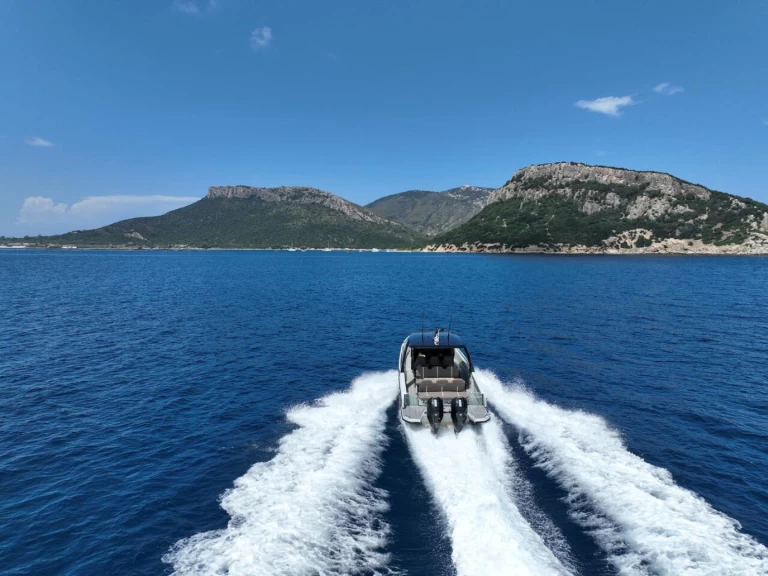 Motorboat to hire Golfo Aranci at the best price