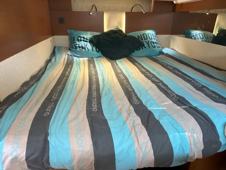 Hire Motorboat Jeanneau with a boat licence