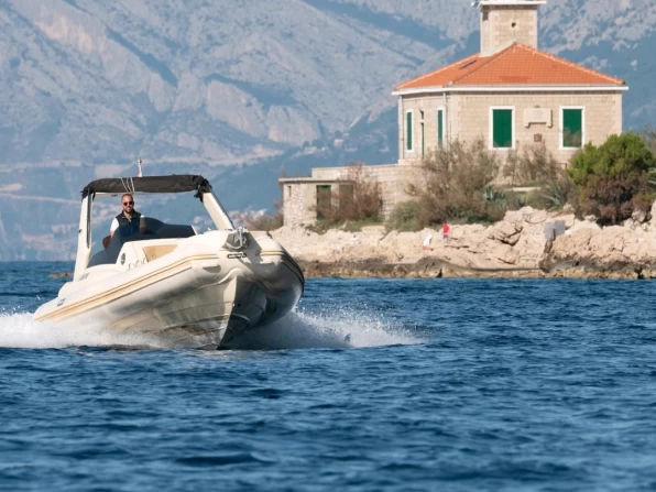 Motorboat to hire Makarska at the best price