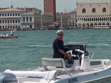 Hire Motorboat Bluline with a boat licence