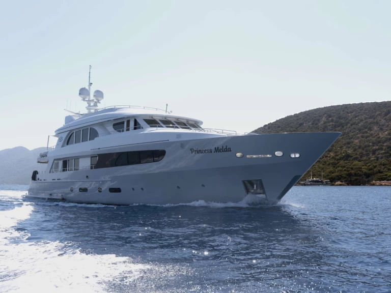 Hire Luxury Yacht Custom with a boat licence