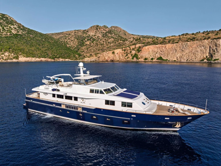 Luxury Yacht hire in Piraeus - Picchiotti KARMA