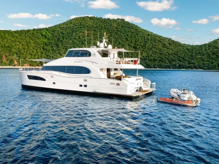 Charter a Horizon SEAGLASS 74 in Nassau on Samboat