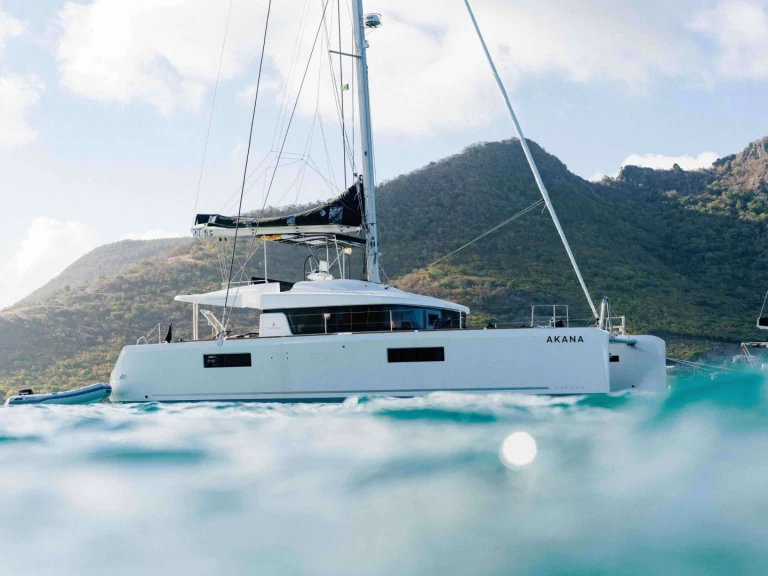 Hire Luxury Yacht Lagoon with a boat licence