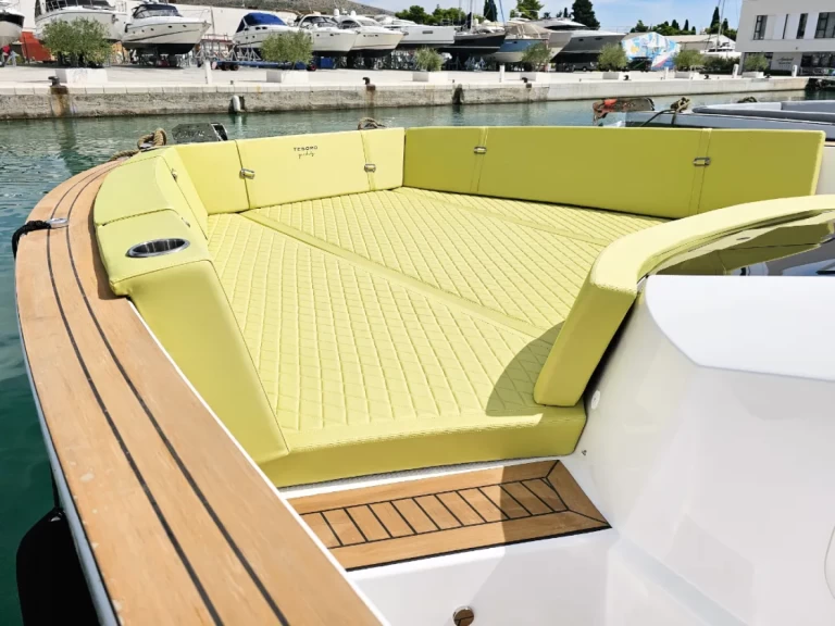 Charter a Vanguard Tesoro T40 in Seget Donji on Samboat
