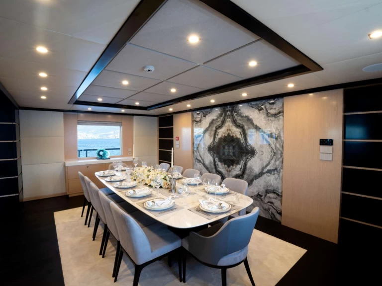 Hire Luxury Yacht Custom with a boat licence