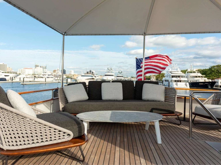 Hire Luxury Yacht Burger with a boat licence