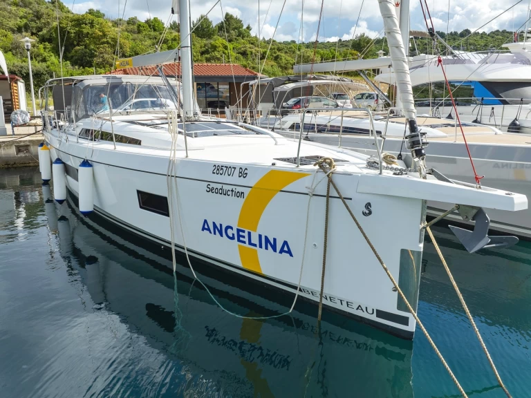Hire a Bénéteau Oceanis 51.1 Primošten