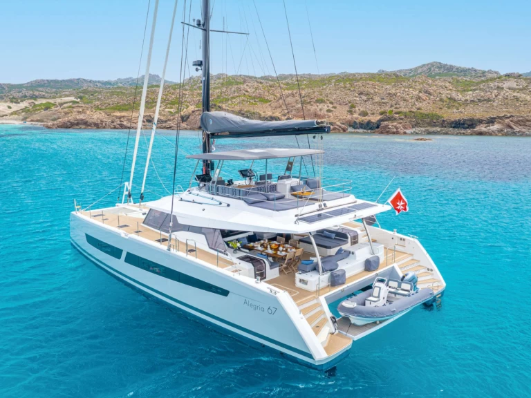 Hire Luxury Yacht Fountaine Pajot with a boat licence