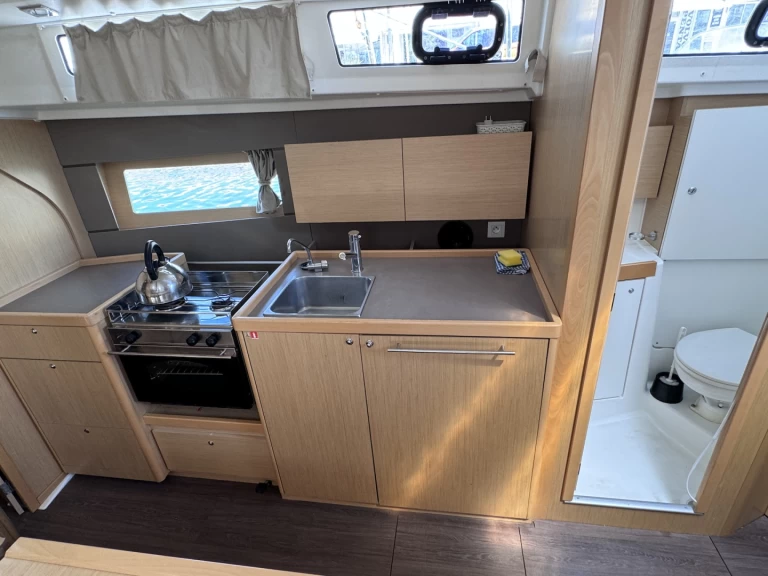 Sailboat hire in Sukošan - Bénéteau Oceanis 38