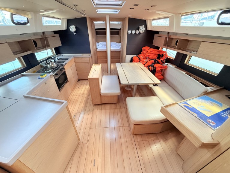 Charter a Bénéteau Oceanis 46.1 in Sukošan on Samboat