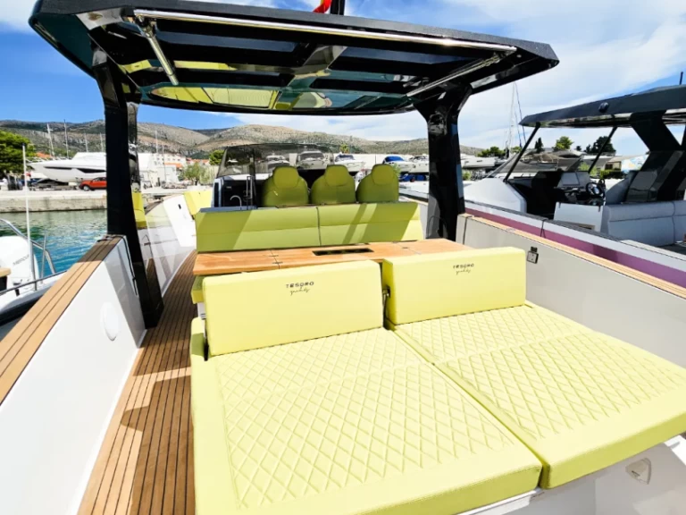 Motorboat to hire Seget Donji at the best price