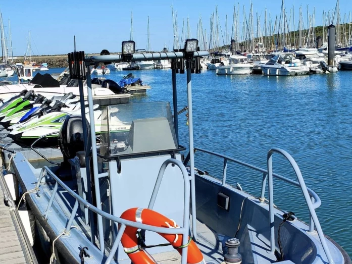 Motorboat hire in Les Sables-d'Olonne - Boston Whaler Boston Whaler 22 Outrage
