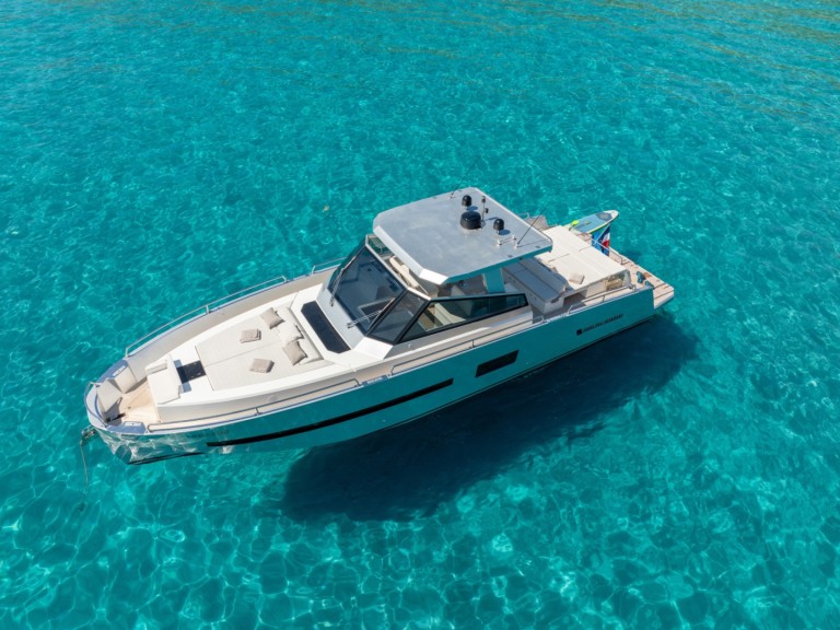 Yacht charter Saint-Tropez - Bénéteau Oceanis 37 on SamBoat