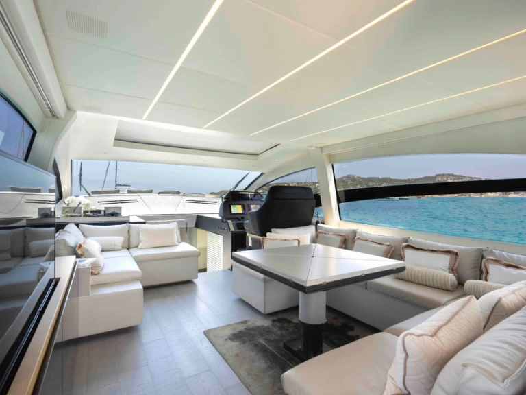 Hire Luxury Yacht Pershing with a boat licence