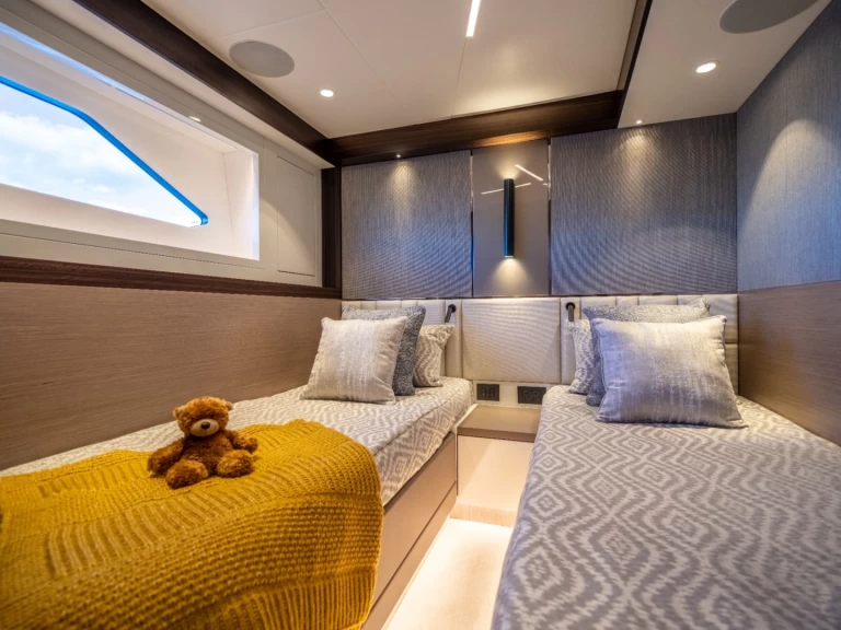 Charter a Sunseeker Manhattan 68 in Saint-Tropez on Samboat