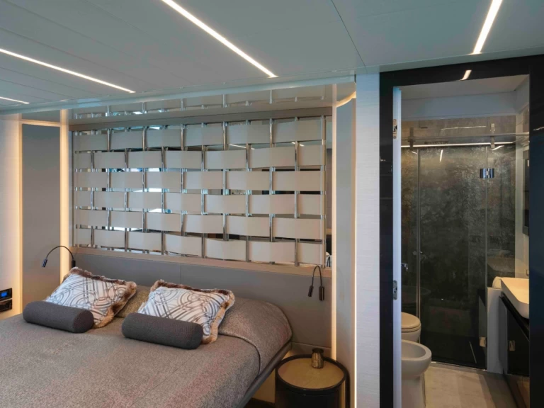 Charter a Pershing PERSHING 70 in Saint-Tropez on Samboat