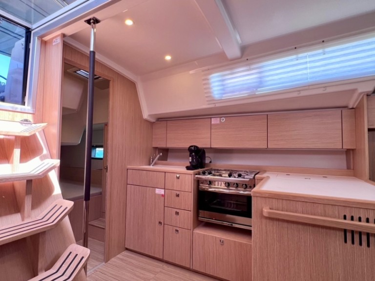 Yacht hire Kalamata cheap Bavaria C42