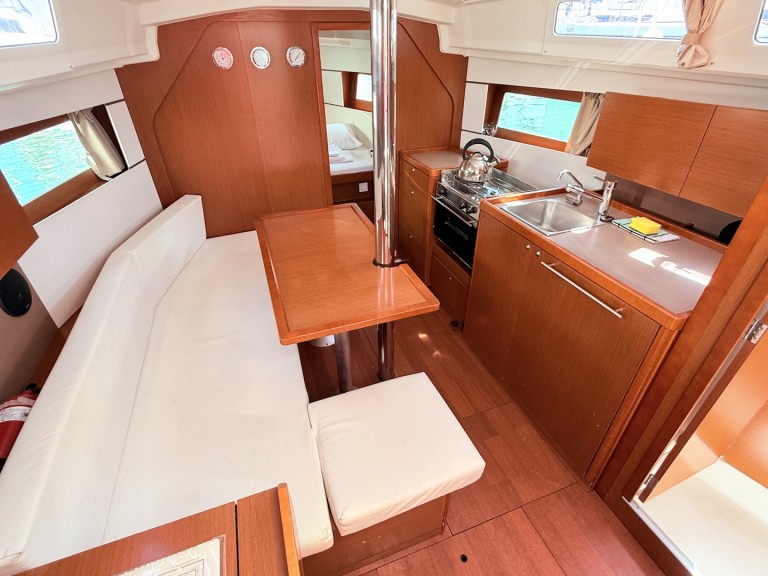 Sailboat hire in Sukošan - Bénéteau Oceanis 35