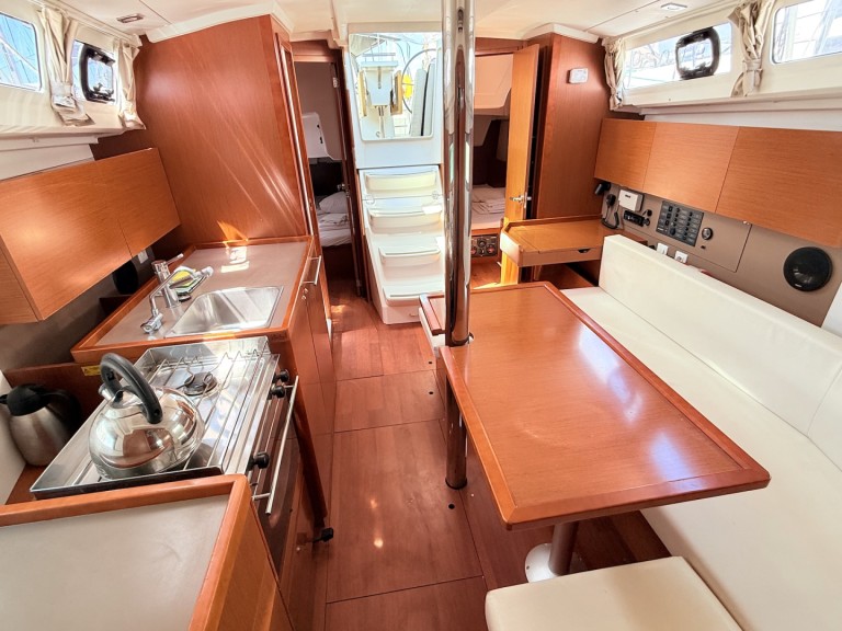 Charter a Bénéteau Oceanis 35 in Sukošan on Samboat