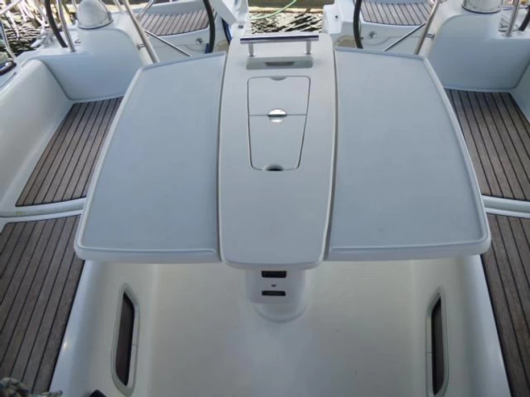 Charter a Bénéteau Oceanis 43 in Lefkáda on Samboat