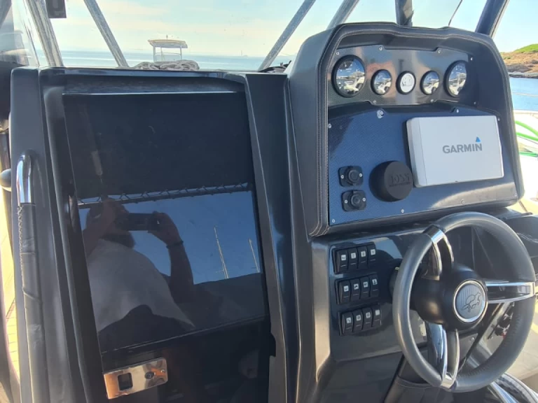 Hire RIB Bwa with a boat licence