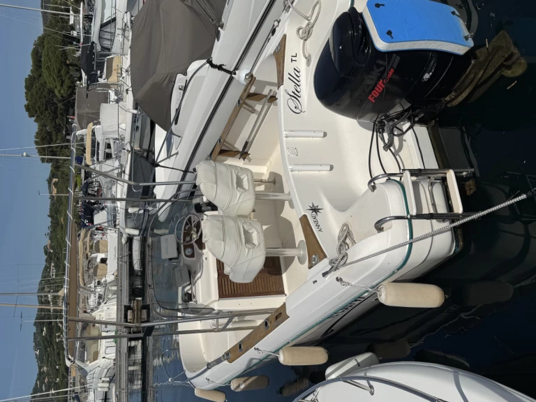 Hire Motorboat Jeanneau with a boat licence