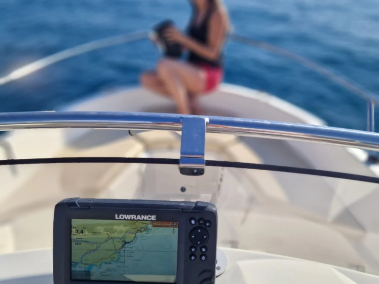 Hire Motorboat Jeanneau with a boat licence