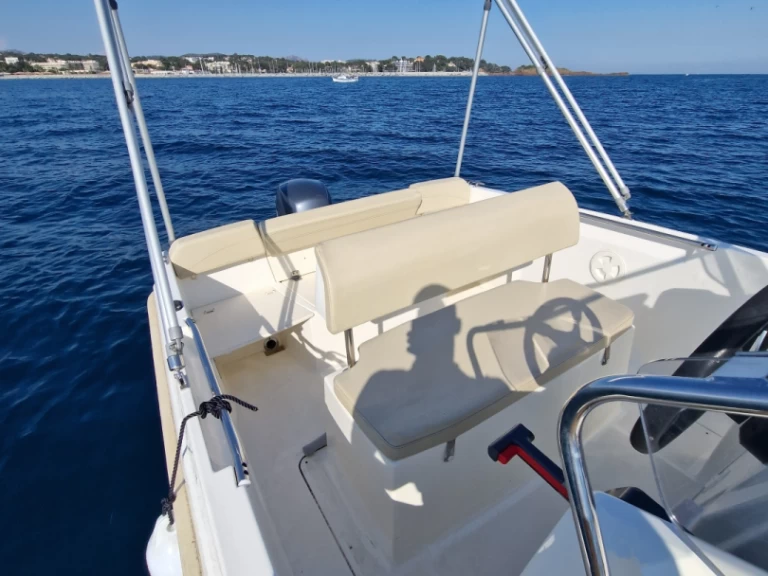 Hire a Jeanneau cap-camarat 505 Style Saint-Raphaël