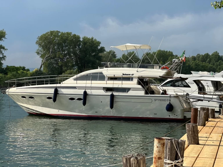 Hire Luxury Yacht Posillipo with a boat licence