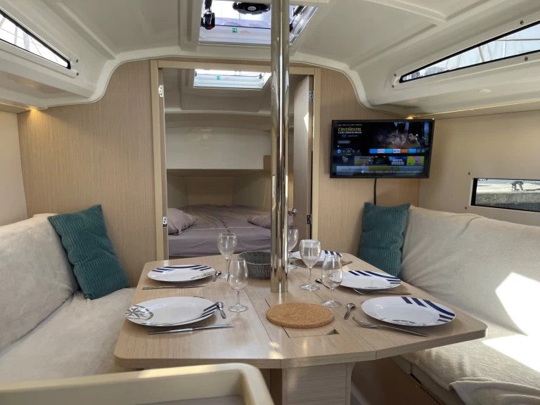 Charter a Bénéteau Oceanis 30.1 in Les Sables-d'Olonne on Samboat