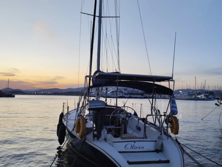 Sailboat hire in Athens - Dromor Apollo 12